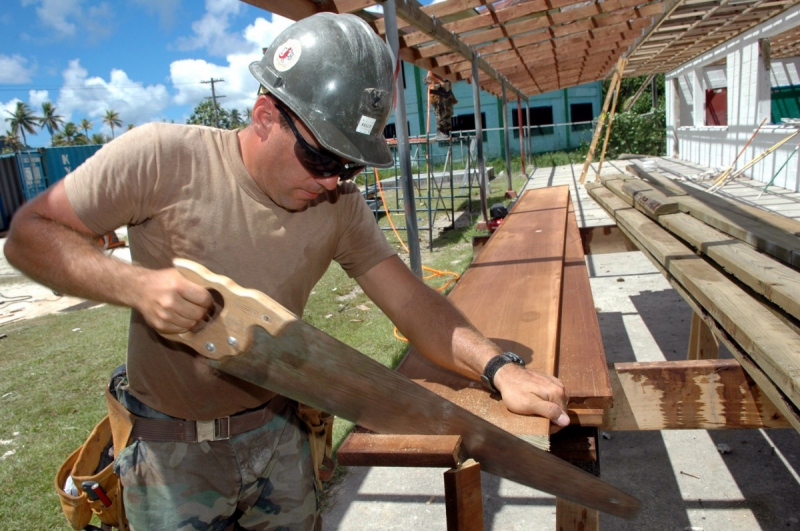 menuisier-COTIGNAC-min_worker_construction_building_carpenter_male_job_build_helmet-893290